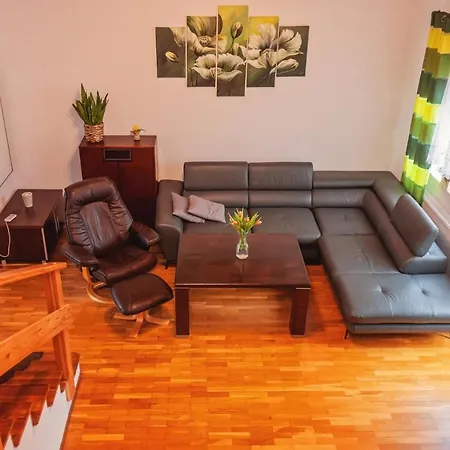 Villa Za Gorami, Za Lasami *