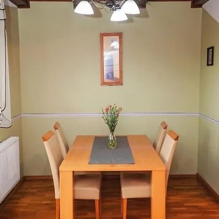 Za Gorami, Za Lasami Villa