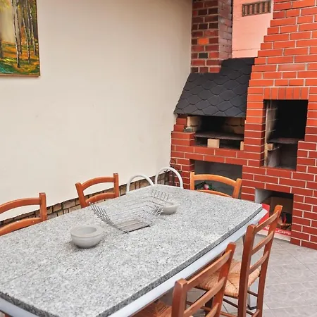 Villa Za Gorami, Za Lasami